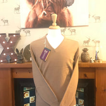 Load image into Gallery viewer, William Lockie lambswool V neck in Camel
