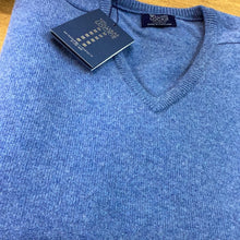 Load image into Gallery viewer, William Lockie leven lambswool v neck in Jeans
