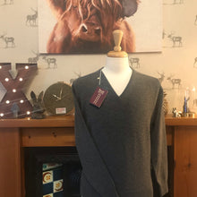 Load image into Gallery viewer, William Lockie lambswool V neck in Vole
