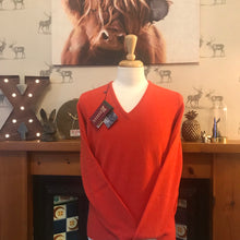 Load image into Gallery viewer, William Lockie lambswool V neck in Inferno
